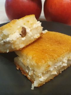 O poză a rețetei Plăcintă cu brânză dulce și stafide.