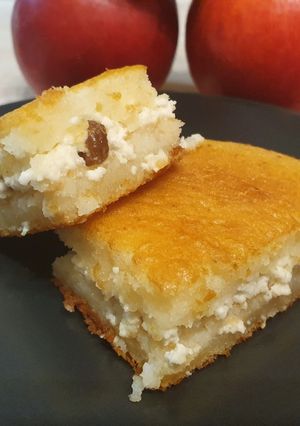O poză a rețetei Plăcintă cu brânză dulce și stafide.