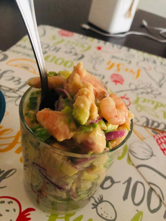 Una foto de Ceviche de Salmón y Camarón