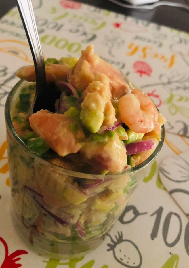 Una foto de Ceviche de Salmón y Camarón