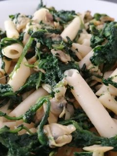 Una foto de Macarrones con espinacas, calamar y almejas
