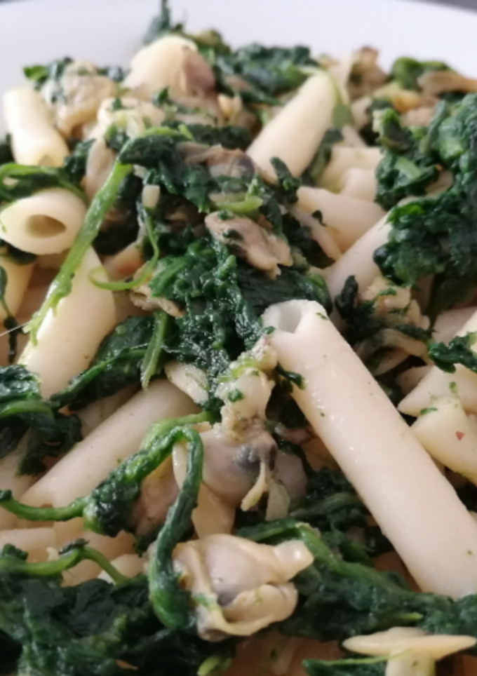 Una foto de Macarrones con espinacas, calamar y almejas