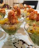 Mousse de palta, ensalada especiada de mango y langostino salteado