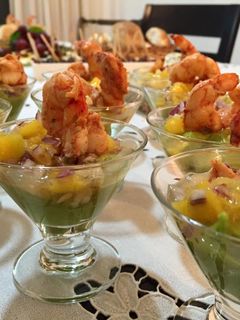Una foto de Mousse de palta, ensalada especiada de mango y langostino salteado