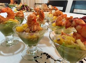 Una foto de Mousse de palta, ensalada especiada de mango y langostino salteado