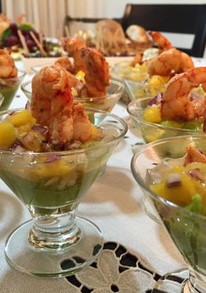 Una foto de Mousse de palta, ensalada especiada de mango y langostino salteado
