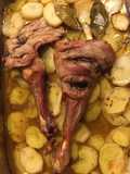 Patas de cordero en horno con patatas panadera