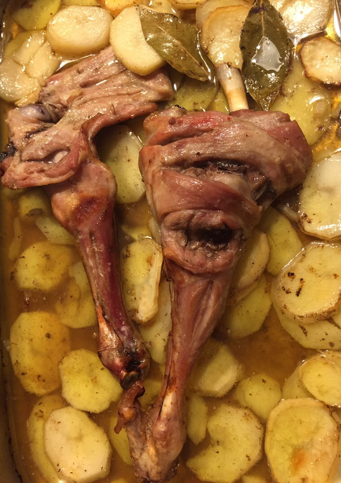 Una foto de Patas de cordero en horno con patatas panadera