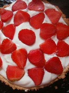 Una foto de Pie con crema chantilly y fresas
