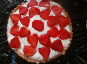 Una foto de Pie con crema chantilly y fresas