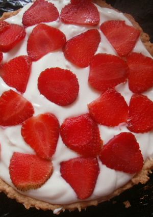 Una foto de Pie con crema chantilly y fresas