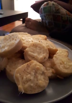 A picture of Garlic bread bites.
