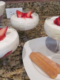 Una foto de Mousse de cheesecake y fresa estilo Nueva York, postre frío y no se necesita horno a lo carmelita