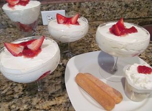 Una foto de Mousse de cheesecake y fresa estilo Nueva York, postre frío y no se necesita horno a lo carmelita