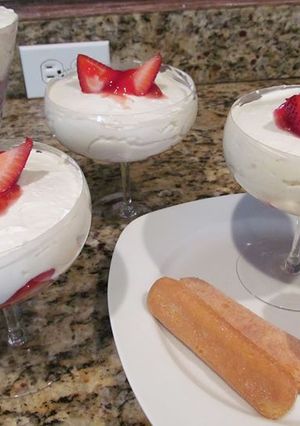 Una foto de Mousse de cheesecake y fresa estilo Nueva York, postre frío y no se necesita horno a lo carmelita