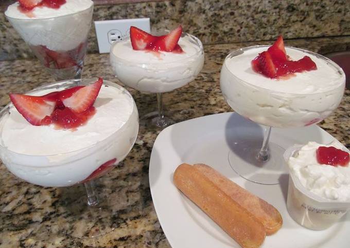 Mousse de cheesecake y fresa estilo Nueva York, postre frío y no se  necesita horno a lo carmelita Receta de Carmen Capella- Cookpad