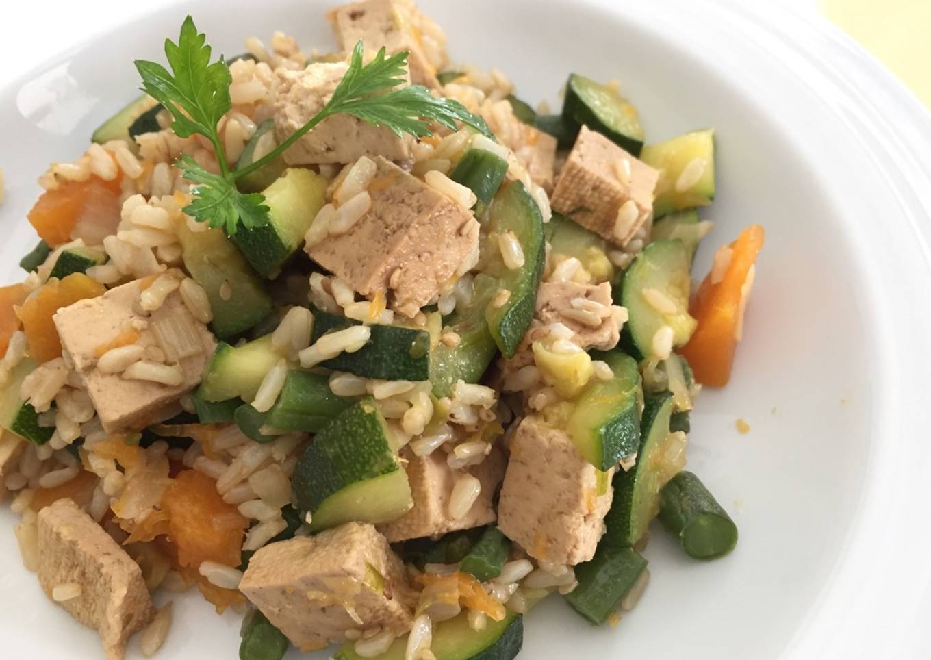 Salteado de tofu con arroz integral y verduras