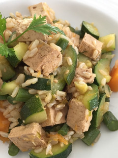 Una foto de Salteado de tofu con arroz integral y verduras