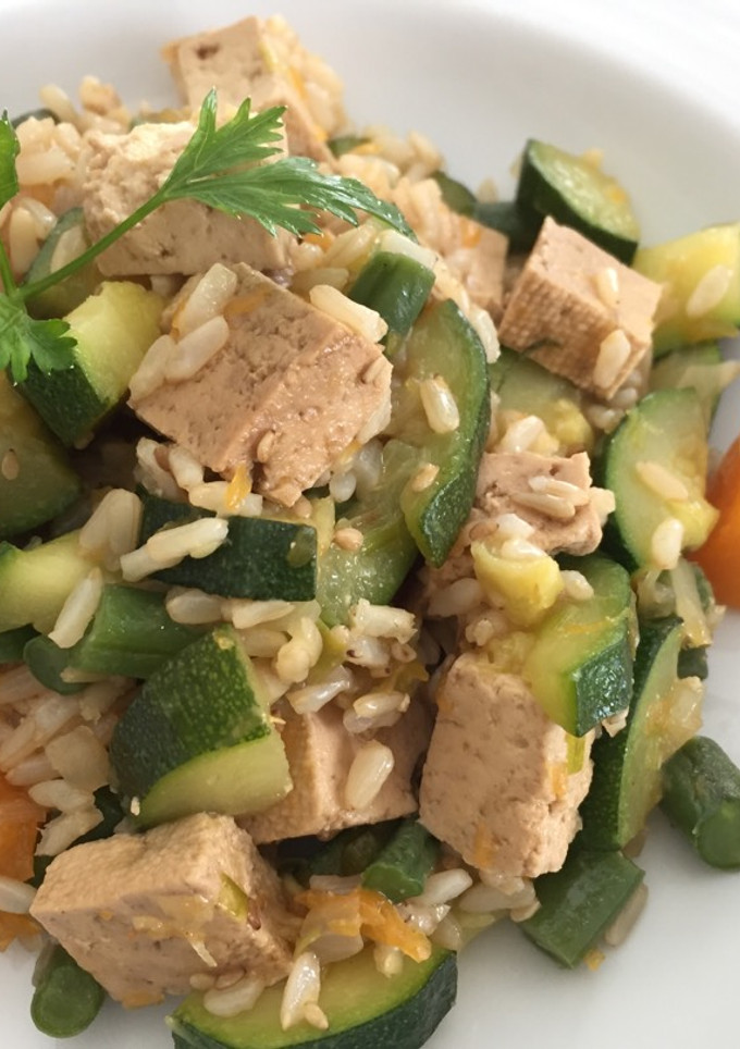 Una foto de Salteado de tofu con arroz integral y verduras