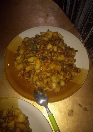 A picture of Faten Wake da doya with stock fish and cray fish.