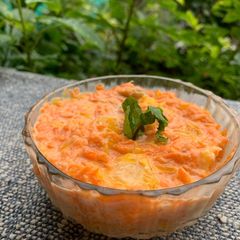 A picture of Carrot and raisin salad.
