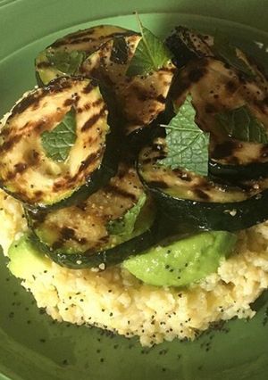 Foto di Miglio con avocado e zucchine grigliate