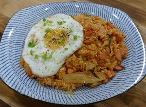 Hình của món Cơm chiên kim chi kiểu Hàn.