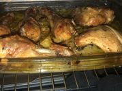 Una foto de carne al horno con papas