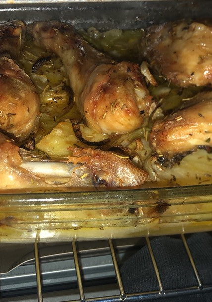 Una foto de Pollo al horno con patatas