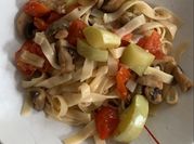 Une photo de tagliatelles tomate