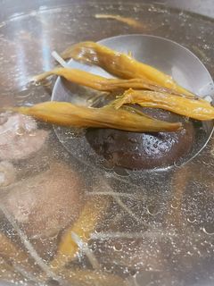 金針香菇排骨湯(電鍋料理) 的食譜成品照片