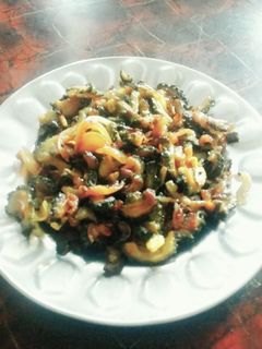 करेले प्याज की भुजिया सब्जी (Karele pyaz ki Bhujia sabji recipe in hindi) रेसिपी मुख्य फोटो