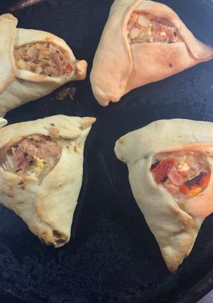 Una foto de Empanadas de Atún Caseras 🤍 RECETA PARA 4 EMPANADAS (dos porciones)