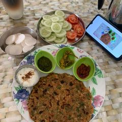 A picture of Palak Mooli paratha.