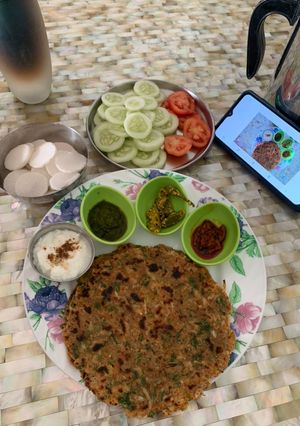 A picture of Palak Mooli paratha.
