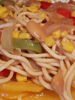 Una foto de Espaguetis con verduras en salsa de soja