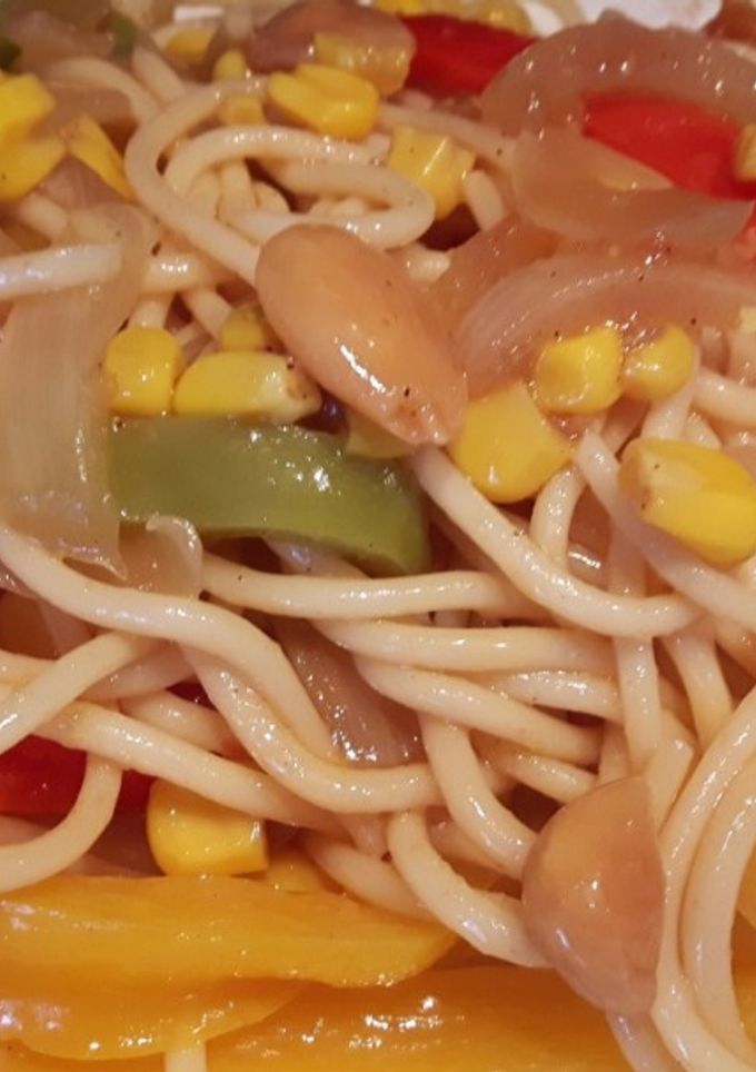 Una foto de Espaguetis con verduras en salsa de soja