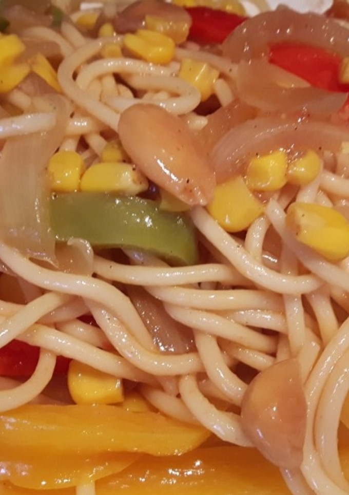 Una foto de Espaguetis con verduras en salsa de soja