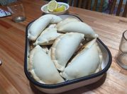 Una foto de empanada de pollo al horno jugosas