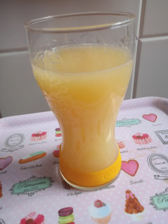 Una foto de Zumo de pera y piña