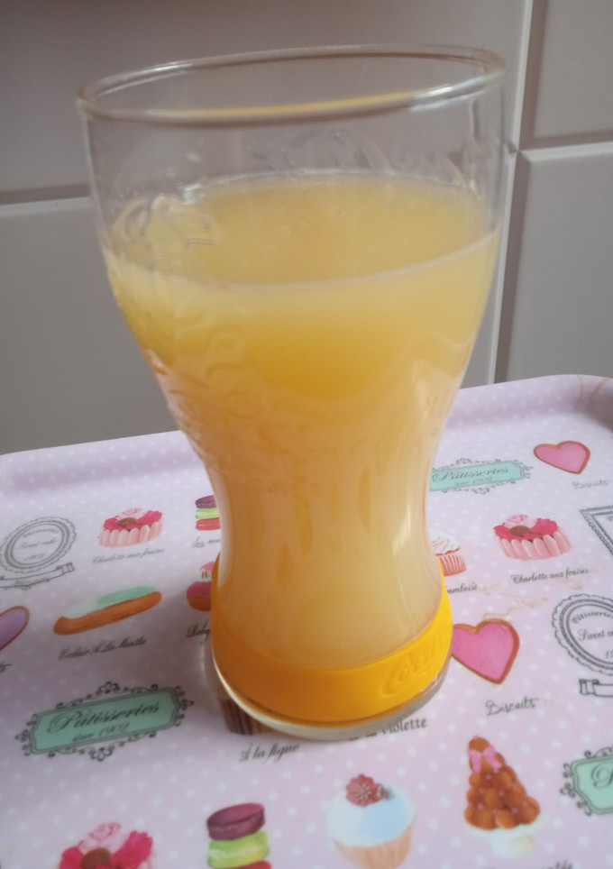 Una foto de Zumo de pera y piña