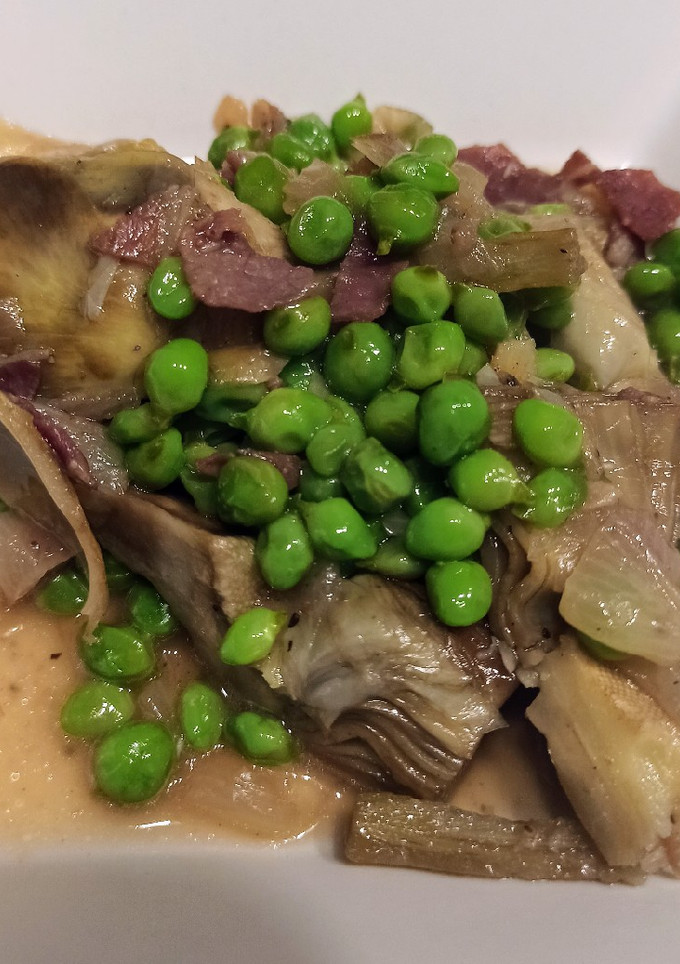 Una foto de Alcachofas con guisantes y jamón 🫛