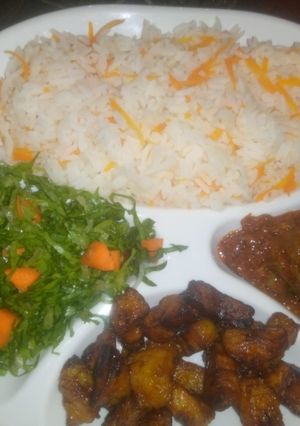 Carrot Rice, Fried Plantain, Letuce Salad Wid Beef Sauce ainihin hoton girkin