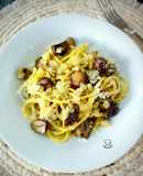 Spaghetti a la cúrcuma con castañas y piñones