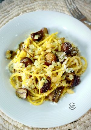 Una foto de Spaghetti a la cúrcuma con castañas y piñones