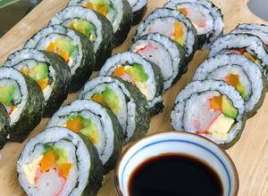 Hình của món Bé làm cơm cuộn kimbap.