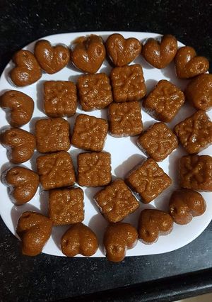 आल्याची चॉकलेट्स (alyache chocolates recipe in marathi) रेसिपी चे मुख्य फोटो