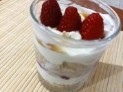 Una foto de yogur frambuesas