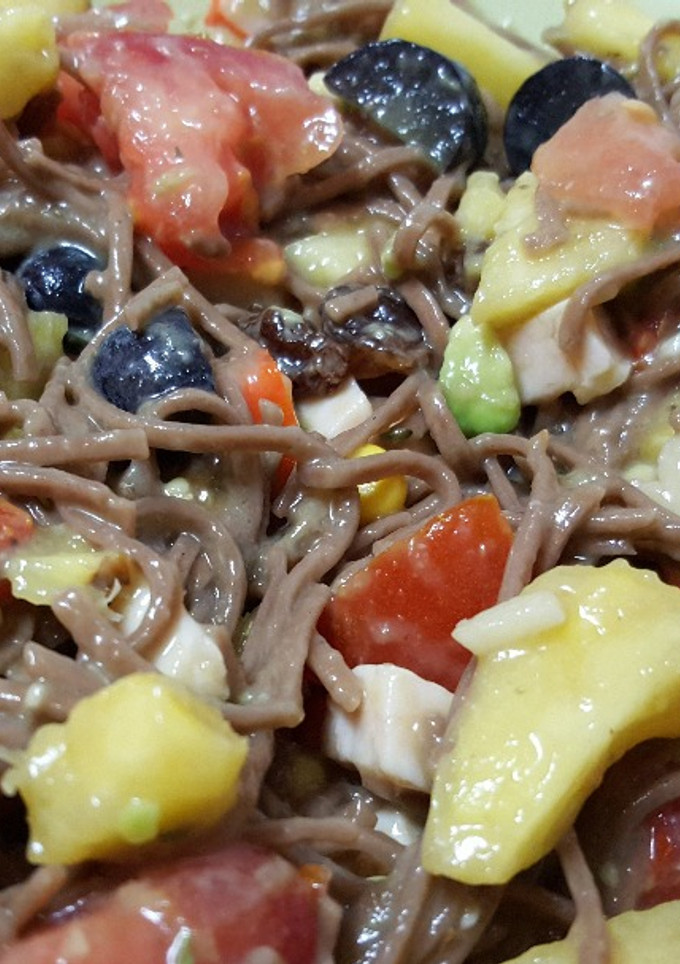 Una foto de Fideos de soba con frutas