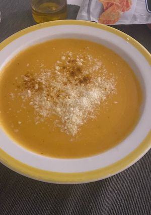 Una foto de Crema de calabaza, patata y manzana